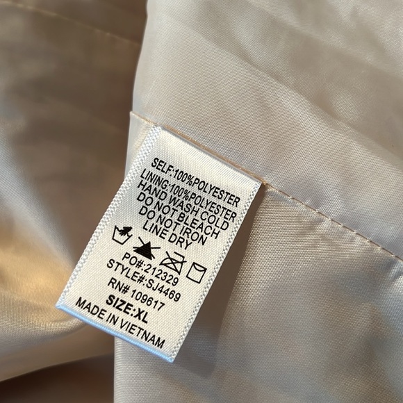 Shinestar Sherpa cream trench coat w lining, tortoise shell buttons. Belt - Picture 8 of 12